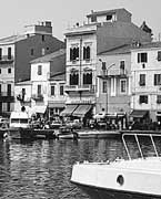 Ormeggio per natanti da diporto a Cala Gavetta, nell'isola di La Maddalena