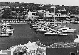 Marina di Porto Cervo: sullo sfondo la sede dello Yacht Club Costa Smeralda