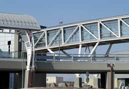 Aeroporto di Elmas: tunnel aereo di collegamento fra aerostazione e autosilos