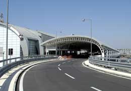 Aeroporto Mario mameli: tunnel di ingresso alla nuova aerostazione