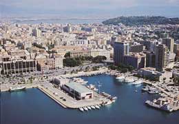 Veduta aerea della parte orientale della città di Cagliari e del porto storico