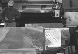 Taglio di placche d'alluminio presso lo stabilimento di Portovesme dell'Alcoa Trasformazioni srl