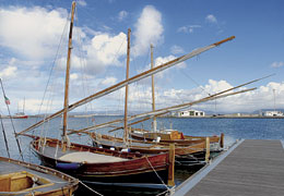 Barche a vela latina ormeggiate nell'approdo turitico di Portoscuso