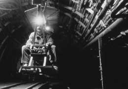 Trasporto di un minatore in una galleria del Sulcis