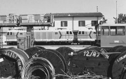 Foto di archivio dell'elettrificazione della Dorsale sarda: elettromotrici Breda E451 in prova e materiale di cantiere nella stazione di Sanluri